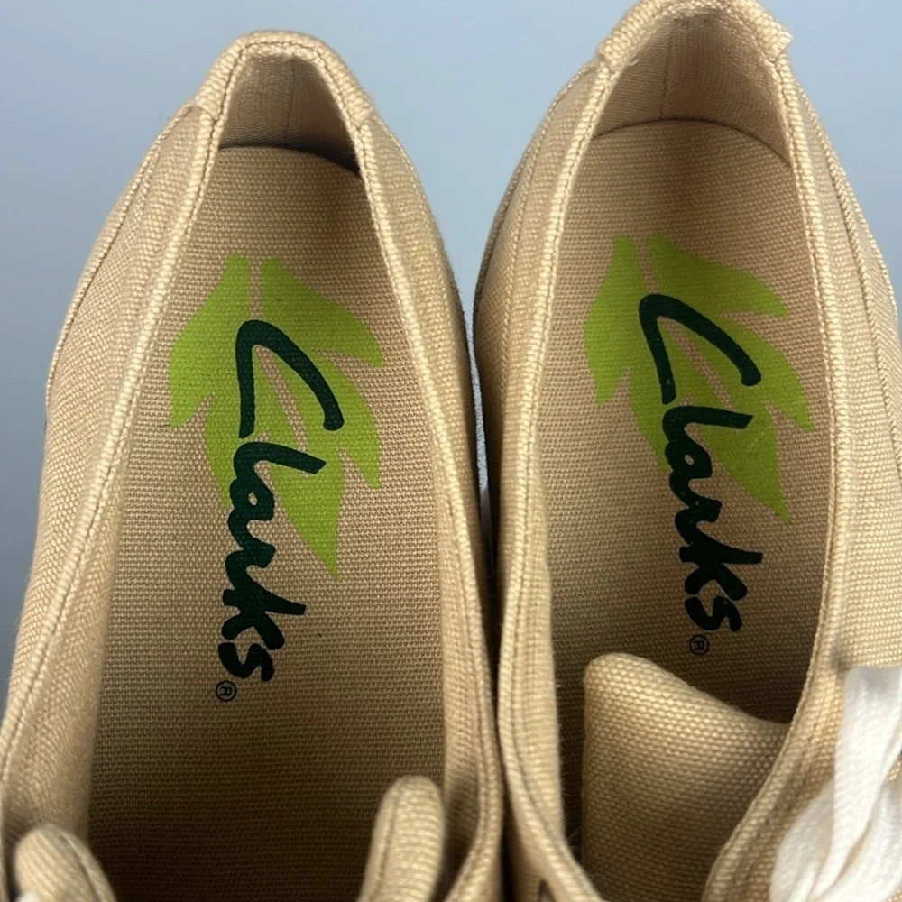 Clarks tan canvas lace up walking shoes size 8